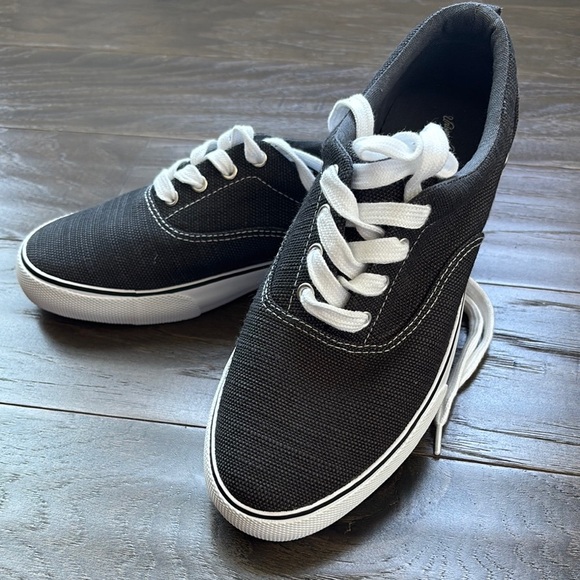 Universal Thread lace up Canvas/cotton Sneakers,grippy sole,pull tab,everyday - Picture 1 of 9
